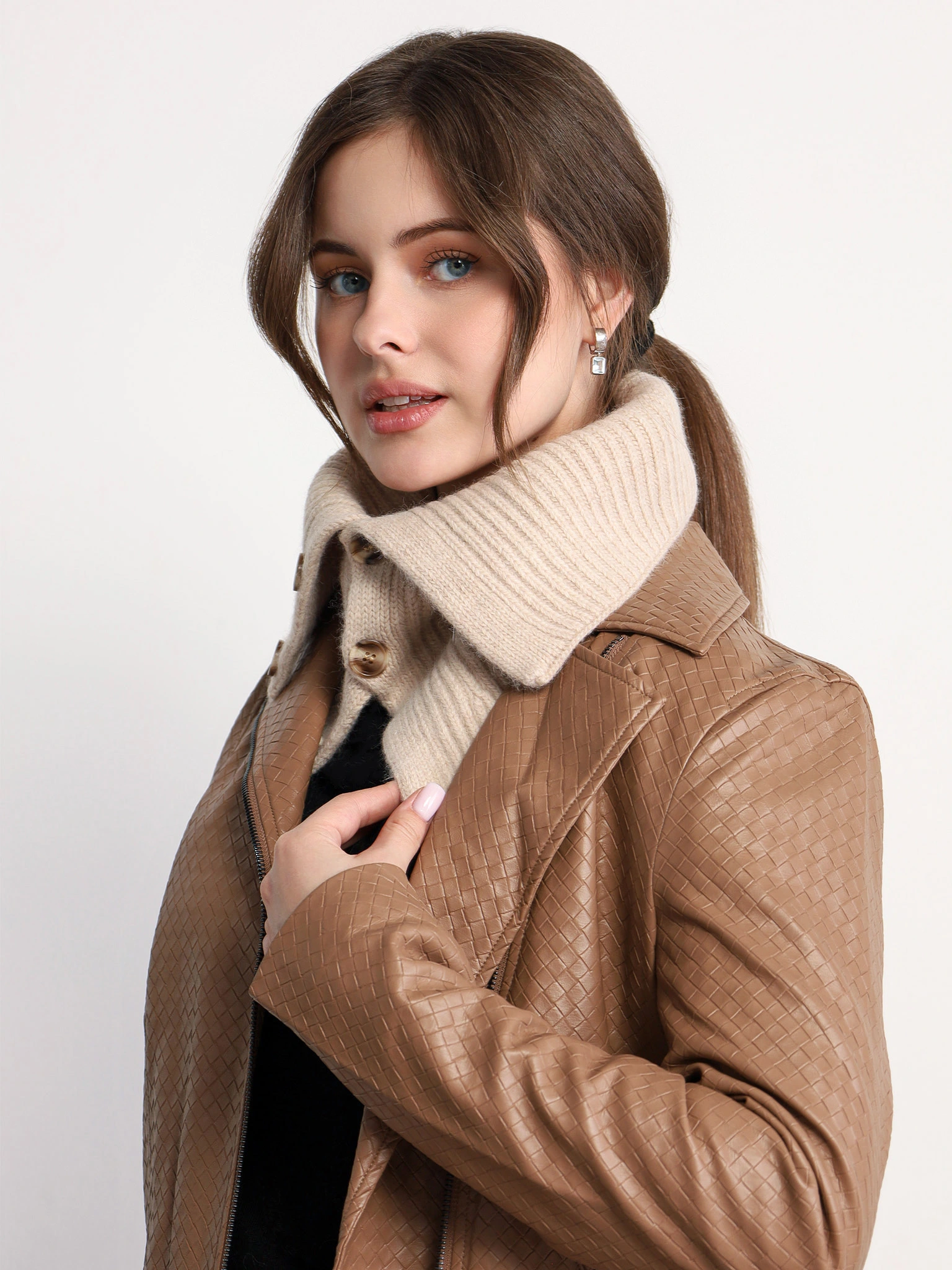 Шарф-манишка на пуговицах с декоративной нашивкой в ассортименте